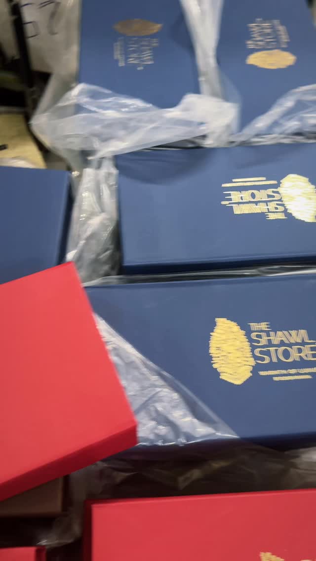 Customised boxes for @the_shawl_store 

#customizedboxes
#boxes #boxing #packaging #printing #printingpress #printers #weddingcard